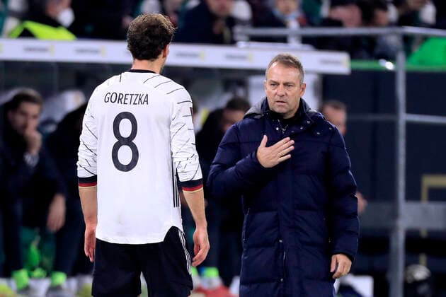 FLICK Hans Dieter Trainer Team Germany with GORETZKA Leon DFB Fussball WM Qualifikation Spiel Deutschland Lichtenstein 9 0 in der Volkswagenarena in Wolfsburg am 11 11 2021 in Wolfsburg DFL REGULATIONS PROHIBIT ANY USE OF PHOTOGRAPHS as IMAGE SEQUENCES and or QUASI VIDEO