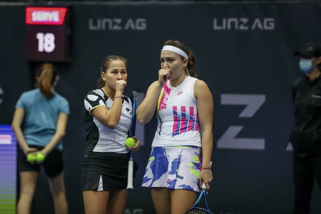 TENNIS - WTA, Tennis Damen Upper Austria Ladies Linz LINZ,AUSTRIA,12.NOV.21 - TENNIS - WTA Tour, Upper Austria Ladies Linz. Image shows Natela Dzalamidze and Kamilla Rakhimova (RUS).  GEPAxpictures xManfredxBinder