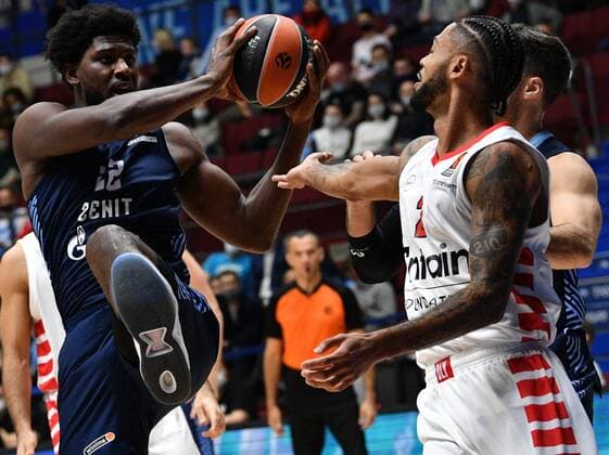 Russia Basketball Euroleague Zenit - Olympiacos 6694884 12.11.2021 Zenit?s Alex Poythress and Olympiacos? Tyler Dorsey struggle for the ball during the Euroleague basketball match between Zenit St. Petersburg and Olympiacos Piraeus, in Saint Petersburg, Russia. Alexander Galperin Sputnik St. Petersburg Russia  Copyright: xAlexanderxGalperinx