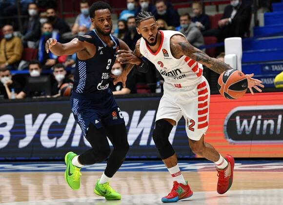 Russia Basketball Euroleague Zenit - Olympiacos 6694920 12.11.2021 Zenit?s Jordan Loyd and Olympiacos? Hassan Martin struggle for the ball during the Euroleague basketball match between Zenit St. Petersburg and Olympiacos Piraeus, in Saint Petersburg, Russia. Alexander Galperin Sputnik St. Petersburg Russia  Copyright: xAlexanderxGalperinx