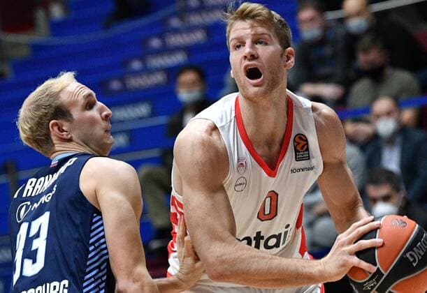 Russia Basketball Euroleague Zenit - Olympiacos 6694929 12.11.2021 Zenit?s Conner Frankamp and Olympiacos? Thomas Walkup struggle for the ball during the Euroleague basketball match between Zenit St. Petersburg and Olympiacos Piraeus, in Saint Petersburg, Russia. Alexander Galperin Sputnik St. Petersburg Russia  Copyright: xAlexanderxGalperinx