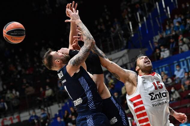 Sport Bilder des Tages Russia Basketball Euroleague Zenit - Olympiacos 6694935 12.11.2021 Olympiacos? Georgios Printezis, right, looses the ball during the Euroleague basketball match between Zenit St. Petersburg and Olympiacos Piraeus, in Saint Petersburg, Russia. Alexander Galperin Sputnik St. Petersburg Russia  Copyright: xAlexanderxGalperinx