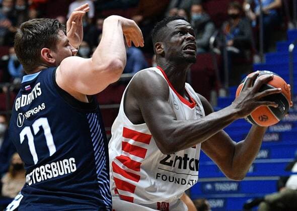 Russia Basketball Euroleague Zenit - Olympiacos 6694940 12.11.2021 Zenit?s Arturas Gudaitis and Olympiacos? Moustapha Fall struggle for the ball during the Euroleague basketball match between Zenit St. Petersburg and Olympiacos Piraeus, in Saint Petersburg, Russia. Alexander Galperin Sputnik St. Petersburg Russia  Copyright: xAlexanderxGalperinx
