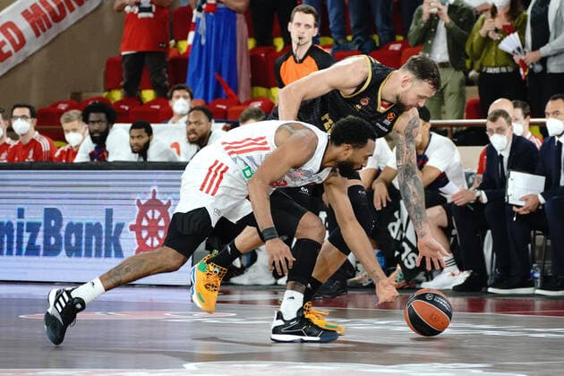Donatas Motiejunas (AS Monaco) - Darrun Hilliard (FC Bayern) BASKETBALL : Monaco vs FC Bayern - Euroleague - Monaco - 12 11 2021 NorbertScanella Panoramic 