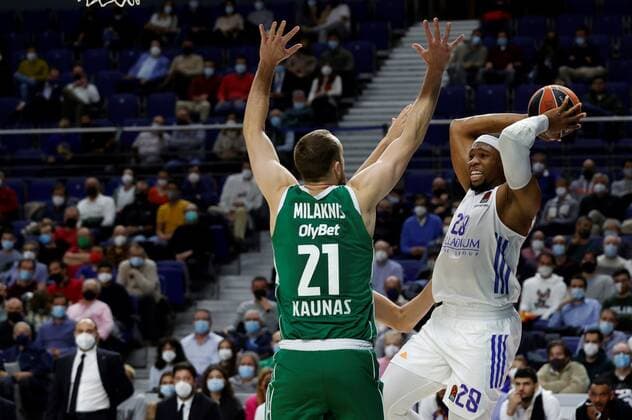 Real Madrid s forward Guerschon Yabusele (R) in action against Zalgiris forward Arturas Milaknis (L) during the Euroleague basketball game between Real Madrid and Zalgiris Kaunas at WiZink Center in Madrid, Spain, 12 November 2021. Real Madrid - Zalgiris Kaunas !ACHTUNG: NUR REDAKTIONELLE NUTZUNG!  Copyright: xMariscalx GRAF1720 20211112-58d57c244052df307d5958122942e5a236ed9705