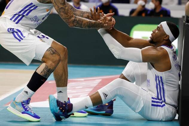 Real Madrid s forward Guerschon Yabusele (R) in action during the Euroleague basketball game between Real Madrid and Zalgiris Kaunas at WiZink Center in Madrid, Spain, 12 November 2021. Real Madrid - Zalgiris Kaunas !ACHTUNG: NUR REDAKTIONELLE NUTZUNG!  Copyright: xMariscalx GRAF1722 20211112-f4112e2979757d244dd383f80afbeac12651299a