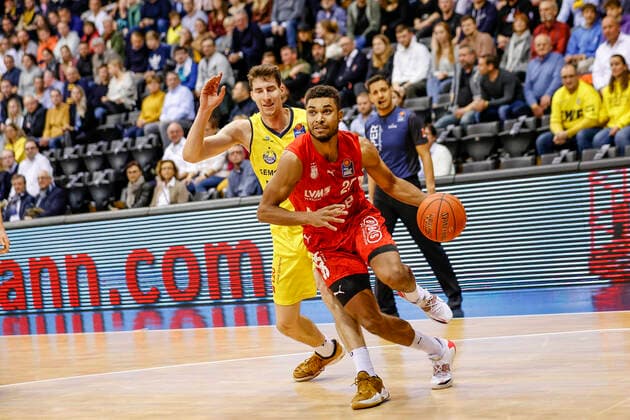 right Kenneth Ogbe Brose Bamberg, 25 left 35 Alen Pjanic EWE Baskets Oldenburg EWE Baskets Oldenburg Brose Bamberg, easyCredit Basketball Bundesliga, Season 2021 2022, 10 Matchday, Oldenburg, Germany, 12 11 2021, Photo Daniel Löb Loeb Copyright: DanielxLöb