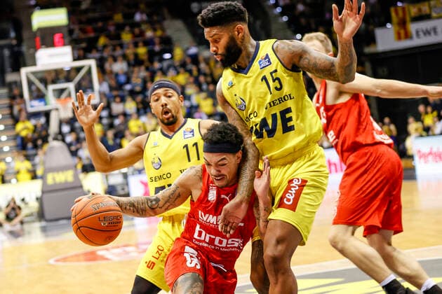 below Justin Robinson Brose Bamberg, 12 above left 11 Phil Pressey EWE Baskets Oldenburg above right 15 Cameron Clark EWE Baskets Oldenburg EWE Baskets Oldenburg Brose Bamberg, easyCredit Basketball Bundesliga, Season 2021 2022, 10 Matchday, Oldenburg, Germany, 12 11 2021, Photo Daniel Löb Loeb 0171 4157296 Copyright: DanielxLöb
