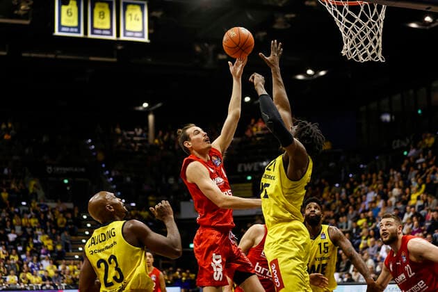 Center Omar Prewitt Brose Bamberg, 04 left 23 Rickey Paulding EWE Baskets Oldenburg right 21 Tai Odiase EWE Baskets Oldenburg EWE Baskets Oldenburg Brose Bamberg, easyCredit Basketball Bundesliga, Season 2021 2022, 10 Matchday, Oldenburg, Germany, 12 11 2021, Photo Daniel Löb Loeb 0171 4157296 Copyright: DanielxLöb