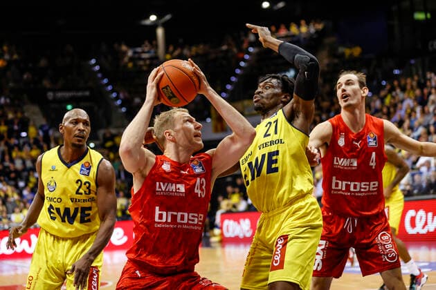 Center Christian Sengfelder Brose Bamberg, 43 left 23 Rickey Paulding EWE Baskets Oldenburg right 21 Tai Odiase EWE Baskets Oldenburg EWE Baskets Oldenburg Brose Bamberg, easyCredit Basketball Bundesliga, Season 2021 2022, 10 Matchday, Oldenburg, Germany, 12 11 2021, Photo Daniel Löb Loeb 0171 4157296 Copyright: DanielxLöb