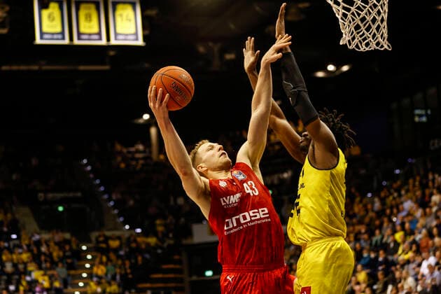 Left Christian Sengfelder Brose Bamberg, 43 Right 21 Tai Odiase EWE Baskets Oldenburg EWE Baskets Oldenburg Brose Bamberg, easyCredit Basketball Bundesliga, Season 2021 2022, 10 Matchday, Oldenburg, Germany, 12 11 2021, Photo Daniel Löb Loeb Copyright: DanielxLöb