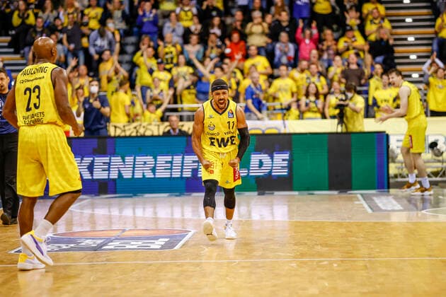 Cheers from 11 Phil Pressey EWE Baskets Oldenburg EWE Baskets Oldenburg Brose Bamberg, easyCredit Basketball Bundesliga, 2021 2022 season, 10 match day, Oldenburg, Germany, 12 11 2021, Photo Daniel Löb Loeb Copyright: DanielxLöb