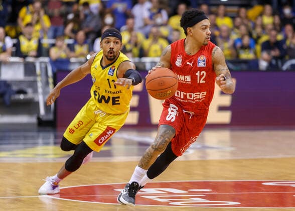 Oldenburg, Lower Saxony, DEU, 12 11 2021, Justin Robinson right, Brose Baskets Bamberg and Phil Pressey left, EWE Baskets Oldenburg EWE Baskets Oldenburg vs Brose Baskets Bamberg 1 Basketball Bundesliga season 2021 2022, 10 match day, Grosse EWE Arena EWE Baskets Oldenburg vs Brose Baskets Bamberg. www.andreas-burmann.de