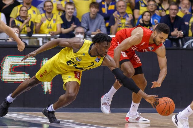 Oldenburg, Lower Saxony, DEU, 12 11 2021, Tai Odiase left, EWE Baskets Oldenburg and Kenneth Ogbe right, Brose Baskets Bamberg EWE Baskets Oldenburg vs Brose Baskets Bamberg 1 Basketball Bundesliga Saison 2021 2022, 10 Spieltag, Grosse EWE Arena EWE Baskets Oldenburg vs Brose Baskets Bamberg www.andreas-burmann.de