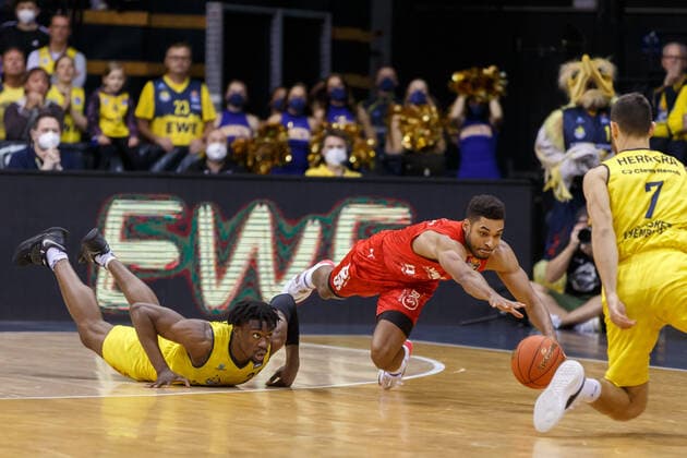 Oldenburg, Lower Saxony, DEU, 12 11 2021, Kenneth Ogbe center, Brose Baskets Bamberg , Tai Odiase left, EWE Baskets Oldenburg and Sebastian Herrera right, EWE Baskets Oldenburg EWE Baskets Oldenburg vs Brose Baskets Bamberg 1 Basketball Bundesliga Saison 2021 2022, 10 Spieltag, Grosse EWE Arena EWE Baskets Oldenburg vs Brose Baskets Bamberg www.andreas-burmann.de