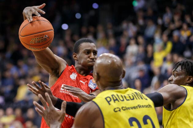Oldenburg, Lower Saxony, DEU, 12 11 2021, Shannon Scott left, Brose Baskets Bamberg , Rickey Paulding center, EWE Baskets Oldenburg and Tai Odiase right, EWE Baskets Oldenburg EWE Baskets Oldenburg vs Brose Baskets Bamberg 1 Basketball Bundesliga Saison 2021 2022, 10 Spieltag, Grosse EWE Arena EWE Baskets Oldenburg vs Brose Baskets Bamberg www.andreas-burmann.de