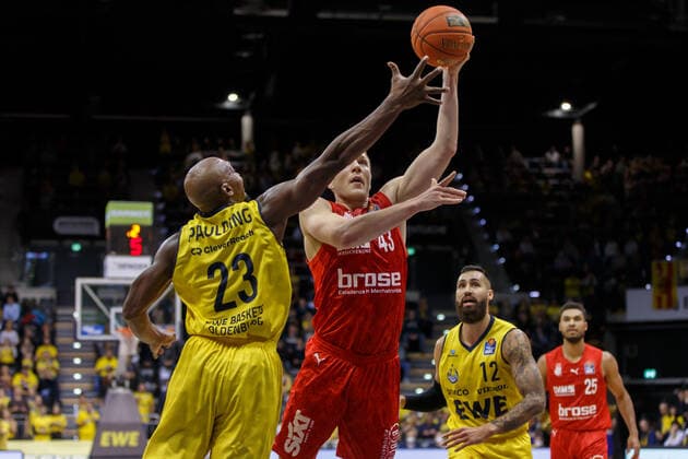Oldenburg, Lower Saxony, DEU, 12 11 2021, Christian Sengfelder center, Brose Baskets Bamberg and Rickey Paulding left, EWE Baskets Oldenburg and Martin Breunig right, EWE Baskets Oldenburg EWE Baskets Oldenburg vs Brose Baskets Bamberg 1 Basketball Bundesliga Saison 2021 2022, 10 Spieltag, Grosse EWE Arena EWE Baskets Oldenburg vs Brose Baskets Bamberg www.andreas-burmann.de