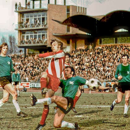 Aus 1. BL Saison 1970 1971 Hannover 96 gegen Bayern München 2:2 am 20.03.1971 im Niedersachsenstadion. Im Foto: Rainer Zobel von den Bayern zum 2:2 gegen Hans Siemensmeier. Li.Peter Anders re. Horst Berg - mitte. Gerd Müller *** From 1 BL season 1970 1971 Hannover 96 against Bayern Munich 2 2 on 20 03 1971 in the Niedersachsenstadion In the photo Rainer Zobel of the Bavarians to the 2 2 against Hans Siemensmeier Li Peter Anders re Horst Berg with Gerd Müller
