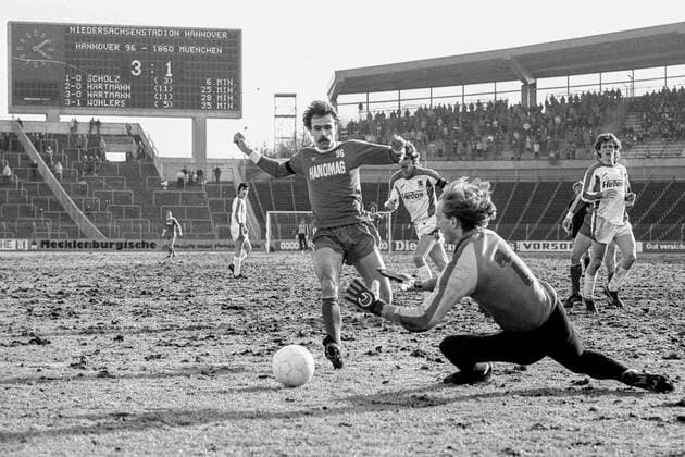 Aus 2. BL Saison 1981 1982 Hannover 96 gegen 1860 MâˆöÂºnchen 5:2 am 13.03.1982 im Niedersachsenstadion. Im Foto: TW Thomas Zander von 1860 klärt vor Peter Hayduck. *** From 2 BL season 1981 1982 Hannover 96 against 1860 MâˆöÂºnchen 5 2 on 13 03 1982 in the Niedersachsenstadion In the photo TW Thomas Zander of 1860 clears in front of Peter Hayduck