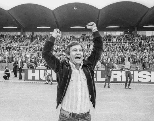 Aus Hannover 96 gegen Arminia Hannover 1-0 am 16-10.1976 im Niedersachsenstadion. Gewonnen. Han96 Trainer Hannes Baldauf nach Schlusspfiff. *** From Hannover 96 against Arminia Hannover 1 0 on 16 10 1976 in Niedersachsenstadion Won Han96 coach Hannes Baldauf after final whistle