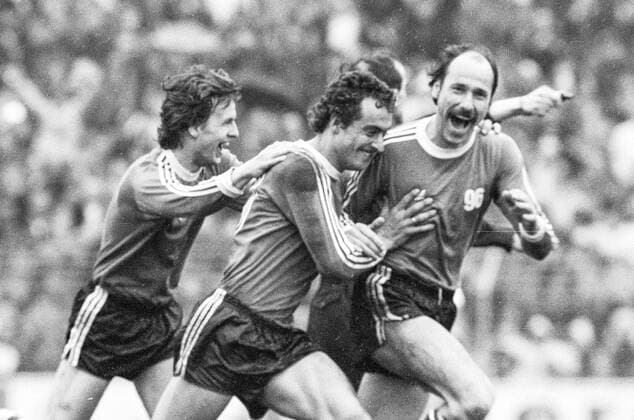 Aus 1. BL Saison 1975 76 Hannover 96 gegen Bayern Muenchen 2:2 am 27.03.1976. Han96 Spieler Wolfgang Luettges (Mitte) soeben zum 2:1. Li. Klaus Wunder re. Georg Damjanoff. *** From 1 BL season 1975 76 Hannover 96 against Bayern Muenchen 2 2 on 27 03 1976 Han96 player Wolfgang Luettges middle just to 2 1 Li Klaus Wunder re Georg Damjanoff