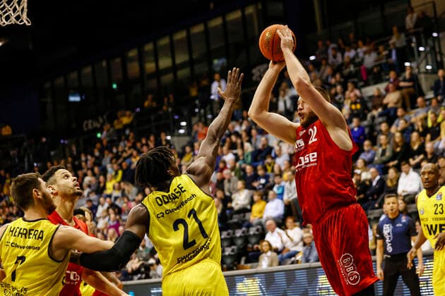 left Martinas Geben Brose Bamberg, 22 right 23 Rickey Paulding EWE Baskets Oldenburg right 21 Tai Odiase EWE Baskets Oldenburg EWE Baskets Oldenburg Brose Bamberg, easyCredit Basketball Bundesliga, season 2021 2022, 10 matchday, Oldenburg, Germany, 12 11 2021, Photo Daniel Löb Loeb 0171 4157296 Copyright: DanielxLöb