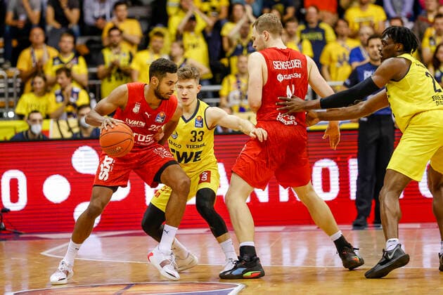 left Kenneth Ogbe Brose Bamberg, 25 right 33 Bennet Hundt EWE Baskets Oldenburg EWE Baskets Oldenburg Brose Bamberg, easyCredit Basketball Bundesliga, Season 2021 2022, 10 Matchday, Oldenburg, Germany, 12 11 2021, Photo Daniel Löb Loeb Copyright: DanielxLöb