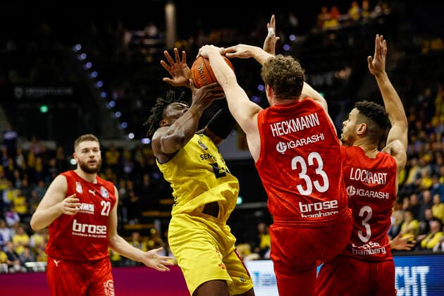 Block of Patrick Heckmann Brose Bamberg, 33 left 21 Tai Odiase EWE Baskets Oldenburg right Dominic Lockhart Brose Bamberg, 03 left Martinas Geben Brose Bamberg, 22 EWE Baskets Oldenburg Brose Bamberg, easyCredit Basketball Bundesliga, Season 2021 2022, 10 Matchday, Oldenburg, Germany, 12 11 2021, Photo Daniel Löb Loeb 0171 4157296 Copyright: DanielxLöb