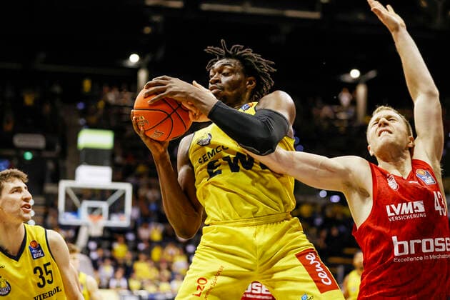 left 21 Tai Odiase EWE Baskets Oldenburg offensive rebound right Christian Sengfelder Brose Bamberg, 43 EWE Baskets Oldenburg Brose Bamberg, easyCredit Basketball Bundesliga, season 2021 2022, 10 match day, Oldenburg, Germany, 12 11 2021, Photo Daniel Löb Loeb Copyright: DanielxLöb