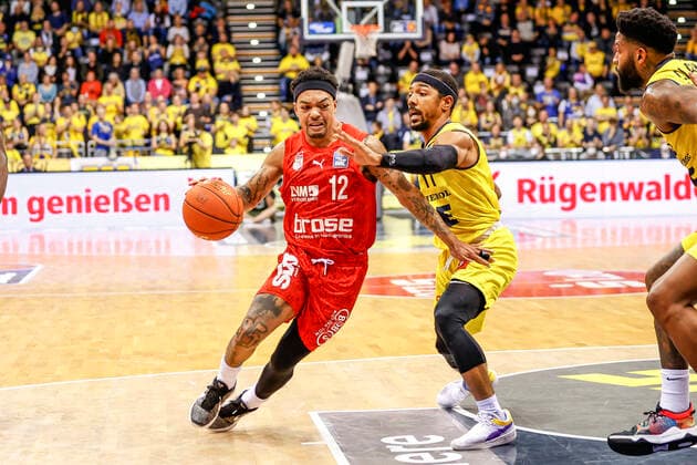 left Justin Robinson Brose Bamberg, 12 right 11 Phil Pressey EWE Baskets Oldenburg EWE Baskets Oldenburg Brose Bamberg, easyCredit Basketball Bundesliga, season 2021 2022, 10 matchday, Oldenburg, Germany, 12 11 2021, photo Daniel Löb Loeb Copyright: DanielxLöb