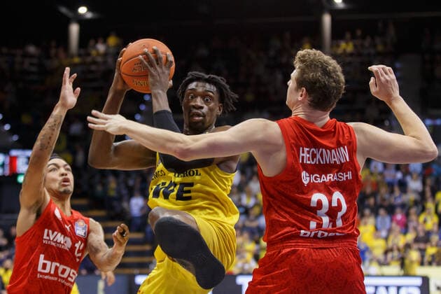 Oldenburg, Lower Saxony, DEU, 12 11 2021, Tai Odiase center, EWE Baskets Oldenburg , Patrick Heckmann right, Brose Baskets Bamberg and Justin Robinson left, Brose Baskets Bamberg EWE Baskets Oldenburg vs Brose Baskets Bamberg 1 Basketball Bundesliga Saison 2021 2022, 10 Spieltag, Grosse EWE Arena EWE Baskets Oldenburg vs Brose Baskets Bamberg www.andreas-burmann.de