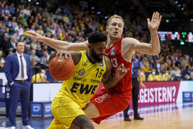 Oldenburg, Lower Saxony, DEU, 12 11 2021, Cameron Clark left, EWE Baskets Oldenburg and Christian Sengfelder right, Brose Baskets Bamberg EWE Baskets Oldenburg vs Brose Baskets Bamberg 1 Basketball Bundesliga season 2021 2022, 10 match day, Grosse EWE Arena EWE Baskets Oldenburg vs Brose Baskets Bamberg. www.andreas-burmann.de