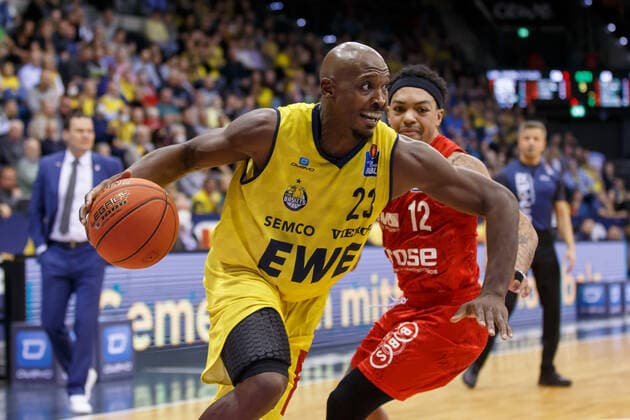Oldenburg, Lower Saxony, DEU, 12 11 2021, Rickey Paulding left, EWE Baskets Oldenburg and Justin Robinson Brose Baskets Bamberg EWE Baskets Oldenburg vs Brose Baskets Bamberg 1 Basketball Bundesliga season 2021 2022, 10 matchday, Grosse EWE Arena EWE Baskets Oldenburg vs Brose Baskets Bamberg www.andreas-burmann.de