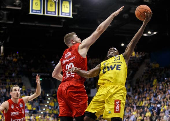 Oldenburg, Lower Saxony, DEU, 12 11 2021, Rickey Paulding right, EWE Baskets Oldenburg , Martinas Geben center, Brose Baskets Bamberg and Omar Prewitt left, Brose Baskets Bamberg EWE Baskets Oldenburg vs Brose Baskets Bamberg 1 Basketball Bundesliga Saison 2021 2022, 10 Spieltag, Grosse EWE Arena EWE Baskets Oldenburg vs Brose Baskets Bamberg www.andreas-burmann.de