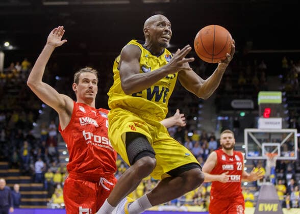 Oldenburg, Lower Saxony, DEU, 12 11 2021, Rickey Paulding right, EWE Baskets Oldenburg and Omar Prewitt Brose Baskets Bamberg EWE Baskets Oldenburg vs Brose Baskets Bamberg 1 Basketball Bundesliga season 2021 2022, 10 match day, Grosse EWE Arena EWE Baskets Oldenburg vs Brose Baskets Bamberg. www.andreas-burmann.de