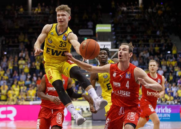 Oldenburg, Lower Saxony, DEU, 12 11 2021, Bennet Hundt left, EWE Baskets Oldenburg and Omar Prewitt right, Brose Baskets Bamberg EWE Baskets Oldenburg vs Brose Baskets Bamberg 1 Basketball Bundesliga Saison 2021 2022, 10 Spieltag, Grosse EWE Arena EWE Baskets Oldenburg vs Brose Baskets Bamberg www.andreas-burmann.de