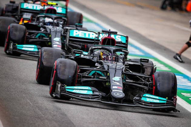 HAMILTON Lewis (gbr), Mercedes AMG F1 GP W12 E Performance, BOTTAS Valtteri (fin), Mercedes AMG F1 GP W12 E Performance, action during the Formula 1 Heineken Grande Premio De Sao Paulo 2021, Sao Paulo Grand Prix, 19th round of the 2021 FIA Formula One World Championship, WM, Weltmeisterschaft from November 12 to 14, 2021 on the Interlagos Circuit, in Sao Paulo, Brazil - F1 - SAO PAULO GRAND PRIX 2021 DPPI Panoramic  20211112_GOODEN_FGO02595