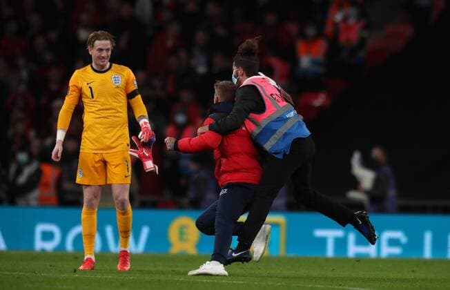 Sport Bilder des Tages Mandatory Credit: Photo by JASONPIX Shutterstock (12600936s) A pitch invader runs on to the pitch towards Jordan Pickford after the final whistle and is tackled by stewards England v Albania - UEFA European Qualifier Group Stage.Football, Wembley Stadium. UK. 12 NOV 2021 Editorial use only England v Albania - UEFA European Qualifier Group Stage.Football, Wembley Stadium. UK. 12 NOV 2021 Editorial use only  Copyright: xJASONPIX Shutterstockx 12600936s