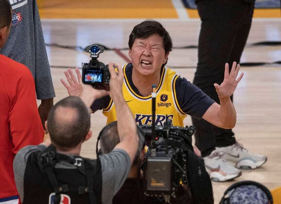 Bilder des Jahres 2021, Sport 11 November Sport Themen der Woche KW45 November 12, 2021, Los Angeles, California, USA: Comedy actor, Ken Jeong attends the regular season NBA, Basketball Herren, USA game between the Los Angeles Lakers and the Minnesota Timberwolves on Friday November 12, 2021 at the Staples Center in Los Angeles, California. Lakers lose to Timberwolves, 83-107. PI Los Angeles USA - ZUMAp124 20211112_zaa_p124_001 Copyright: xJAVIERxROJASx