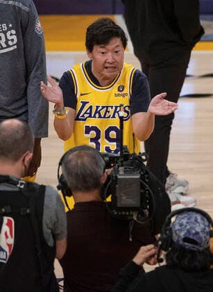 November 12, 2021, Los Angeles, California, USA: Comedy actor, Ken Jeong attends the regular season NBA, Basketball Herren, USA game between the Los Angeles Lakers and the Minnesota Timberwolves on Friday November 12, 2021 at the Staples Center in Los Angeles, California. Lakers lose to Timberwolves, 83-107. PI Los Angeles USA - ZUMAp124 20211112_zaa_p124_002 Copyright: xJAVIERxROJASx