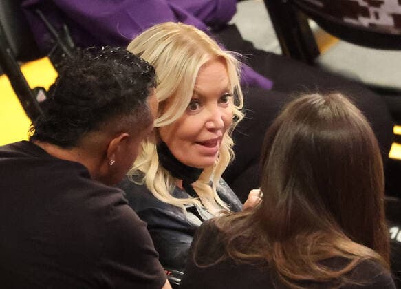 November 12, 2021, Los Angeles, California, USA: Los Angeles Lakers owner, Jeanie Buss of the Los Angeles Lakers during their regular season NBA, Basketball Herren, USA game with the Minnesota Timberwolves on Friday November 12, 2021 at the Staples Center in Los Angeles, California. Lakers lose to Timberwolves, 83-107. PI Los Angeles USA - ZUMAp124 20211112_zaa_p124_007 Copyright: xJAVIERxROJASx