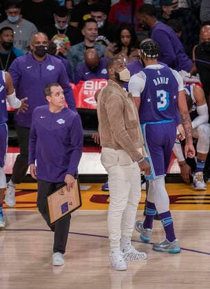 November 12, 2021, Los Angeles, California, USA: LeBron James 6 and head coach, Frank Vogel during regular season NBA, Basketball Herren, USA game between the Los Angeles Lakers and the Minnesota Timberwolves on Friday November 12, 2021 at the Staples Center in Los Angeles, California. Lakers lose to Timberwolves, 83-107. PI Los Angeles USA - ZUMAp124 20211112_zaa_p124_009 Copyright: xJAVIERxROJASx