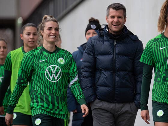 Sandra Starke 16 Vfl Wolfsburg with Jens Scheuer coach FC Bayern München at the Flyeralarm womens Bundesliga match FC Bayern München Vfl Wolfsburg on 13 11 2021