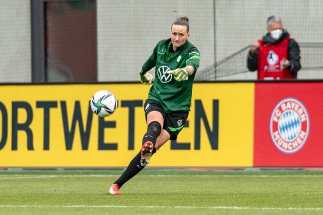 Almuth Schult Goalkeeper, VFL Wolfsburg Women, 1 at Aufwaermen FC Bayern Muenchen Women vs VfL Wolfsburg Women, Football, Womens Bundesliga, Matchday 8, Season 2021 2022, 13 11 2021 DFL DFB REGULATES PROHIBIT ANY USE OF PHOTOGRAPHS as IMAGE SEQUENCES and or QUASI VIDEO FC Bayern Muenchen Women vs VfL Wolfsburg Women, Football, Women Bundesliga, Matchday 8, Season 2021 2022, 13 11 2021 Muenchen Copyright: xEibnerxPressefotox xHeikexFeinerx EP_HFR