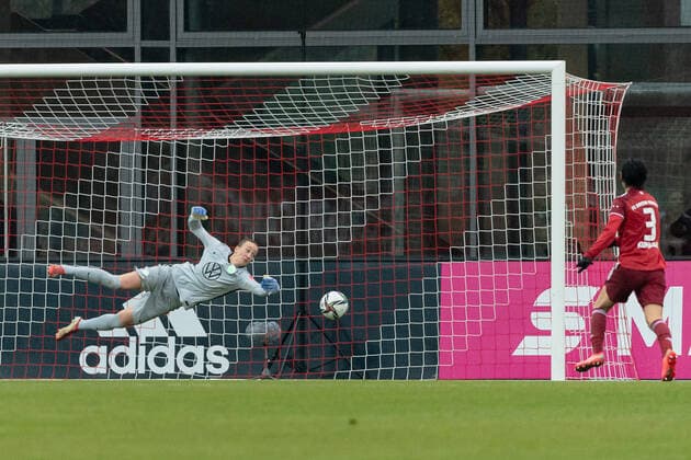 Saki Kumagai FC Bayern Muenchen Women, 3 watches Almuth Schult goalkeeper, VFL Wolfsburg Women, 1 deflects the ball at the last moment FC Bayern Muenchen Women vs VfL Wolfsburg Women, Football, Women Bundesliga, Matchday 8, Saison 2021 2022, 13 11 2021 DFL DFB REGULATIONS PROHIBIT ANY USE OF PHOTOGRAPHS as IMAGE SEQUENCES and or QUASI VIDEO FC Bayern Muenchen Women vs VfL Wolfsburg Women, Football, Women Bundesliga, 8 Spieltag, Saison 2021 2022, 13 11 2021 Muenchen Copyright: xEibnerxPressefotox xHeikexFeinerx EP_HFR