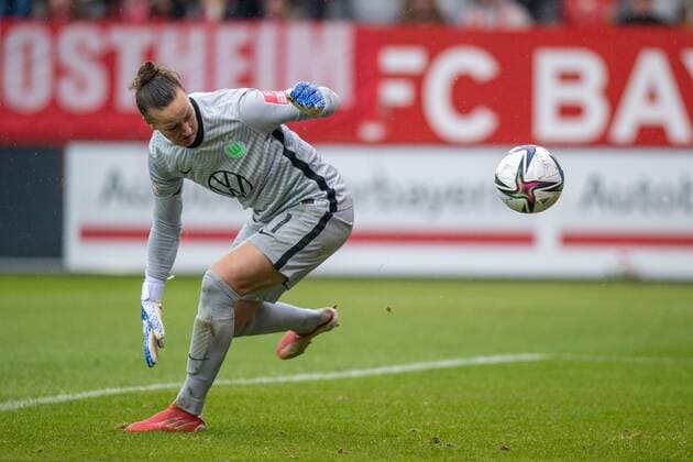 Almuth Schult 1 VfL Wolfsburg , FC Bayern Frauen Muenchen vs VfL Wolfsburg, Flyeralarm Frauen Bundesliga, 131121 DFL REGULATIONS PROHIBIT ANY USE OF PHOTOGRAPHS AS IMAGE SEQUENCES AND OR QUASI VIDEO kolbert press Muenchen Bayern Germany Copyright: xkolbert-press UlrichxGamelx