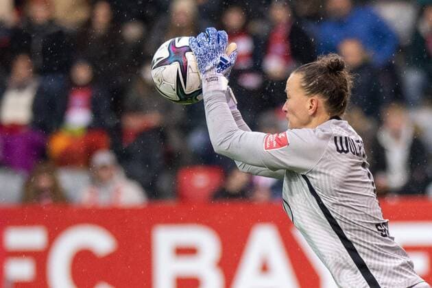 Almuth Schult 1 VfL Wolfsburg , FC Bayern Frauen Muenchen vs VfL Wolfsburg, Flyeralarm Frauen Bundesliga, 131121 DFL REGULATIONS PROHIBIT ANY USE OF PHOTOGRAPHS AS IMAGE SEQUENCES AND OR QUASI VIDEO kolbert press Muenchen Bayern Germany Copyright: xkolbert-press UlrichxGamelx