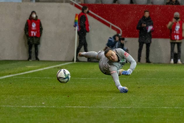 Almuth Schult (Torfrau, VFL Wolfsburg Frauen, 1) - hier bei der Abwehr eines Schusses - war der grosse Rueckhalt ihres Teams. FC Bayern Muenchen Frauen gegen VfL Wolfsburg Frauen, Fussball, Frauen-Bundesliga, 8. Spieltag, Saison 2021 2022, 13.11.2021. (DFL DFB REGULATIONS PROHIBIT ANY USE OF PHOTOGRAPHS as IMAGE SEQUENCES and or QUASI-VIDEO). FC Bayern Muenchen Frauen gegen VfL Wolfsburg Frauen, Fussball, Frauen-Bundesliga, 8. Spieltag, Saison 2021 2022, 13.11.2021 Muenchen Copyright: xEibnerxPressefotox xHeikexFeinerx EP_HFR