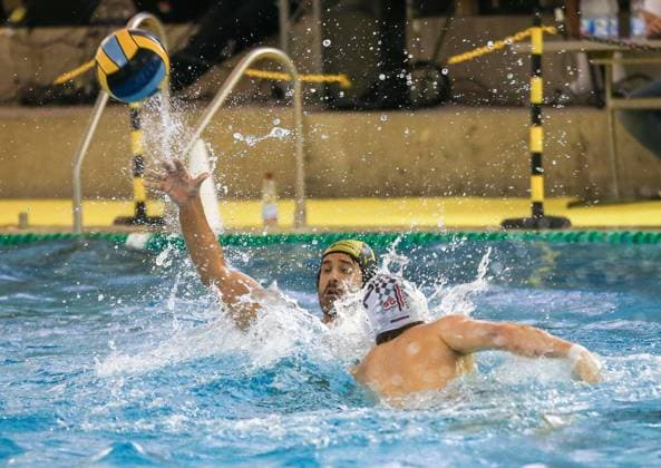 13 11 2021, Germany, Stuttgart, water polo Bundesliga, SV Ludwigsburg vs SG Neukölln, v l Nino Blazevic SVL , David Rösch SG