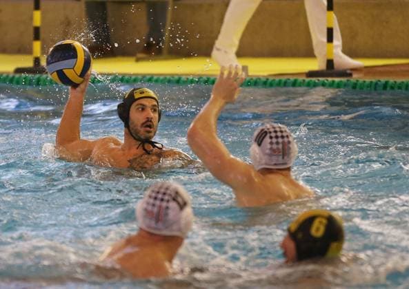 13 11 2021, Germany, Stuttgart, water polo Bundesliga, SV Ludwigsburg vs SG Neukölln, v l Nino Blazevic SVL , Niklas Braatz SG